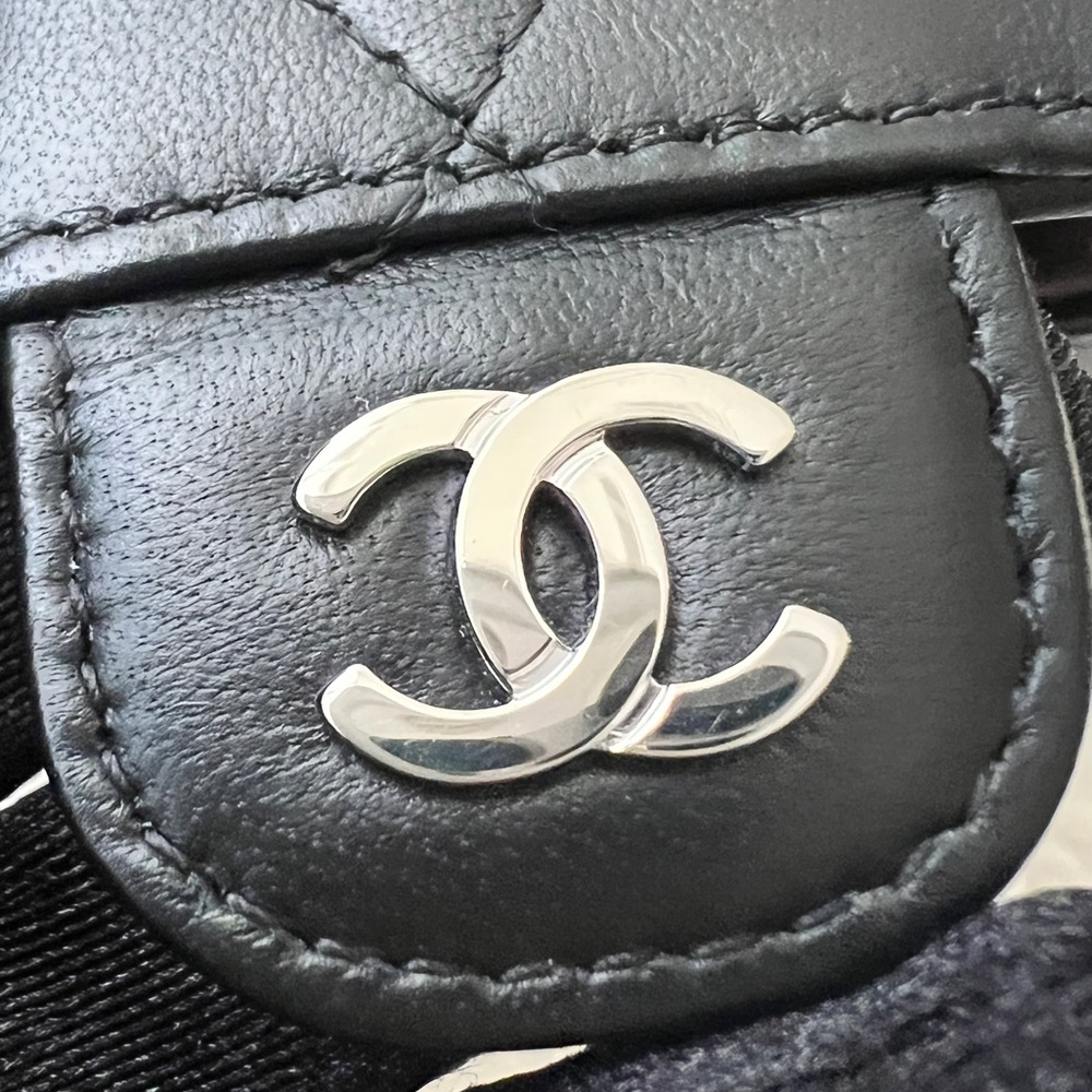 Auth Chanel Classic Flap Black Lambskin 4 Ring Key Holder w/ Silver hdw - Picture 4 of 10